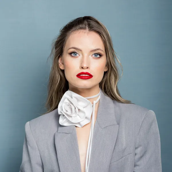 Choker z białą satynową różą.