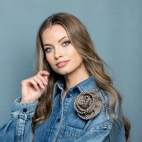 Modna broszka róża w beżową pepitkę.