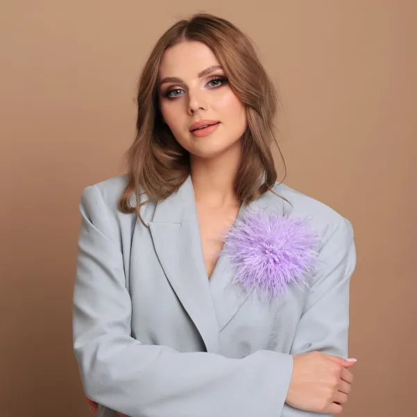 Broszka ze strusich piór lila.