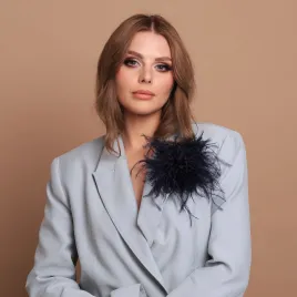 Granatowa broszka z piórami.