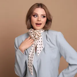 Kwiat róża na apaszce twilly kremowy w grochy.