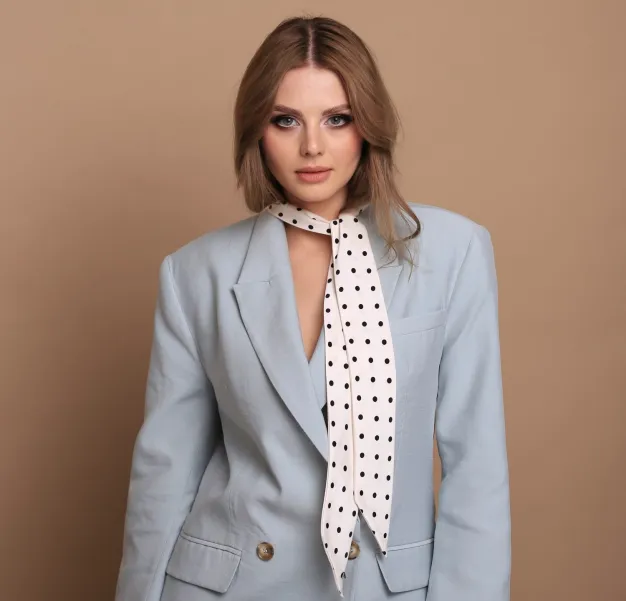 Kwiat róża na apaszce twilly kremowy w grochy.