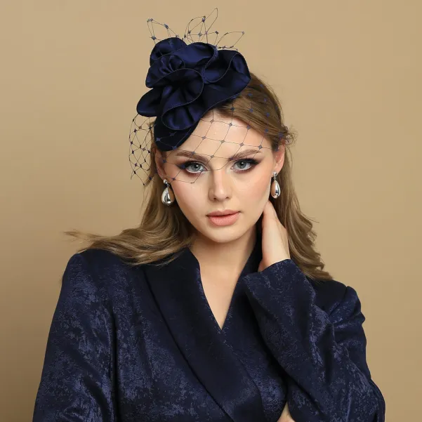 Granatowy mini toczek-fascynator z nieoczywistym kwiatem i woalką.