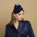 Granatowy mini toczek-fascynator z nieoczywistym kwiatem i woalką.