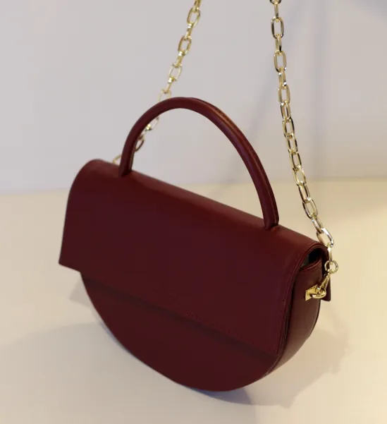 Bordowa torebka skórzana pólksiężyc.