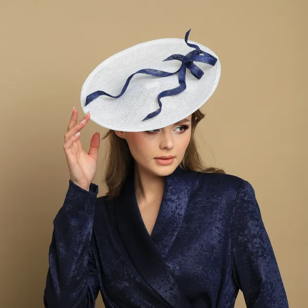 Elegancki kapelusz kremowo-granatowy.