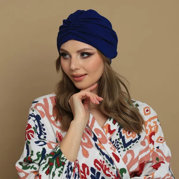 Granatowa czapka turban damski.