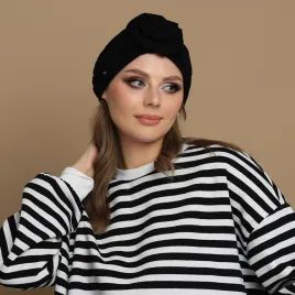 Czarny turban kobiecy z różą.