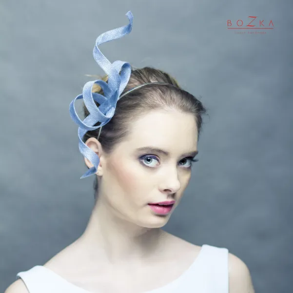 Ozdoba do włosów w chłodnym niebieskim odcieniu.