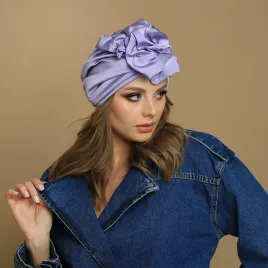 Elegancki liliowy turban satynowy z ozdobą a'la chusta.