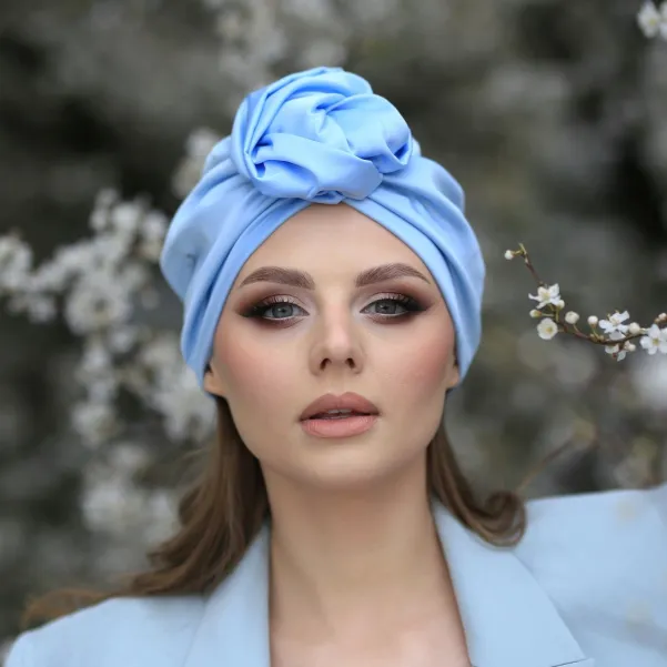 Błękitny elegancki turban satynowy z różą.