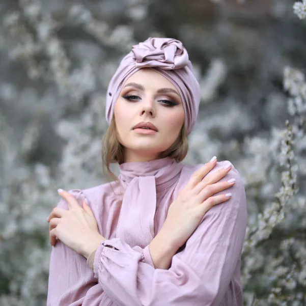 Elegancka czapka turban satynowy z różą brudny róż.