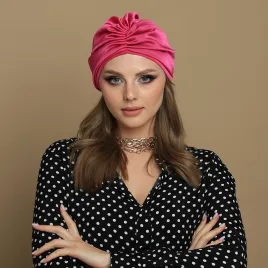 Satynowa elegancka czapka fuksja róż.