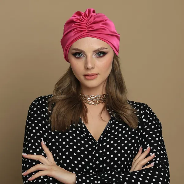 Satynowa elegancka czapka fuksja róż.