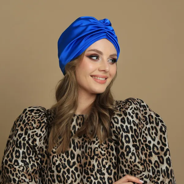 Kobaltowy kobiecy turban satynowy.