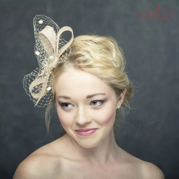 Opaska na głowę z kokardą i woalką.