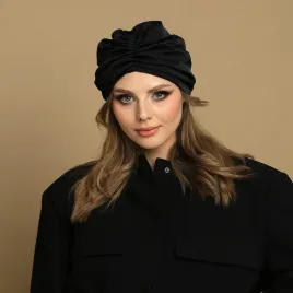 Czarna gładka satynowa czapka turban kobieca.