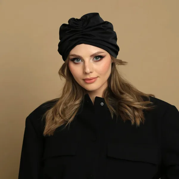 Czarna gładka satynowa czapka turban kobieca.