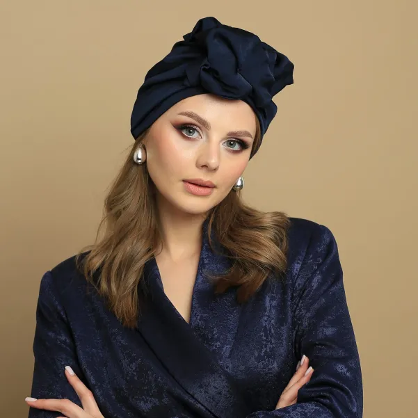 Ozdobny granatowy turban damski wieczorowy.