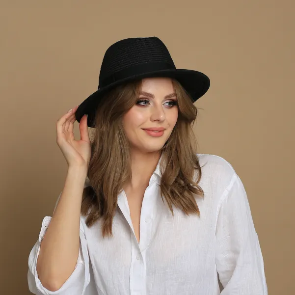 Czarny kapelusz letni damski typu fedora.