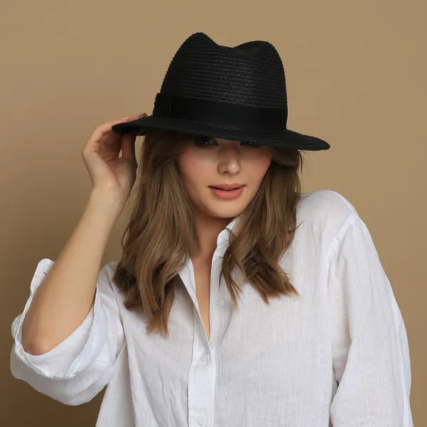 Czarny kapelusz letni damski typu fedora.