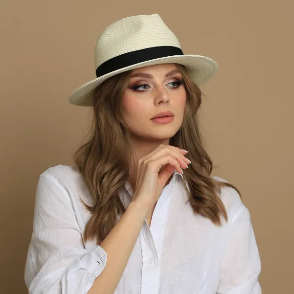 Kremowy kapelusz letni damski typu fedora.