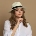 Kremowy kapelusz letni damski typu fedora.