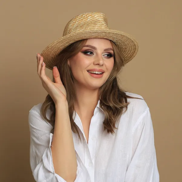 Słomkowy kapelusz letni damski typu fedora.