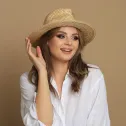 Słomkowy kapelusz letni damski typu fedora.