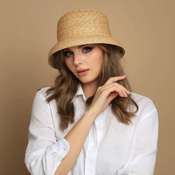 Słomkowy kapelusz typu bucket hat na lato.