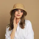 Słomkowy kapelusz typu bucket hat na lato.