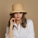 Słomkowy kapelusz typu bucket hat na lato.
