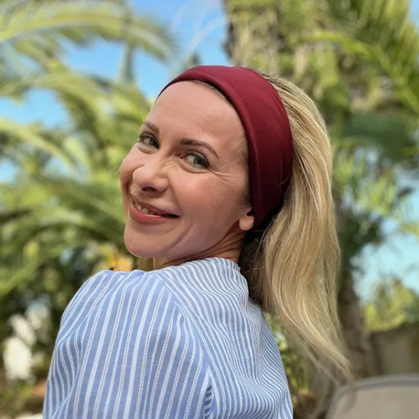 Bordowa gładka elastyczna opaska na głowę.