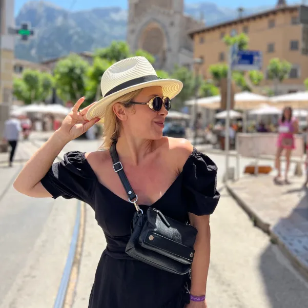 Kremowy kapelusz letni damski typu fedora.