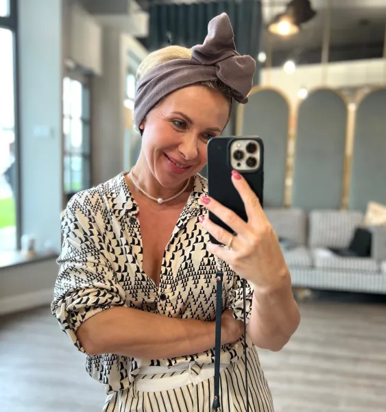 Opaska turban damska w odcieniu chłodnego brązu.