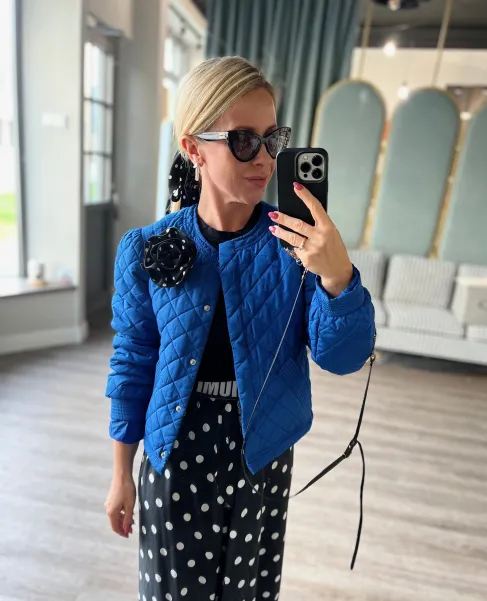 Szalik twilly z kwiatem różą czarny w grochy.