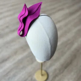 Fuksjowa ozdoba do włosów.