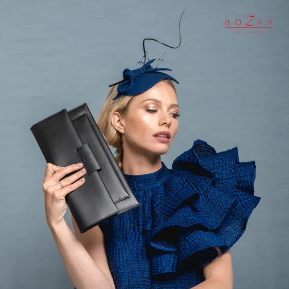 Czarna kopertówka skórzana do ręki i na łańcuszku.