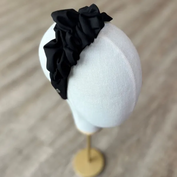 Czarna sztywna opaska handmade z ozdobą.