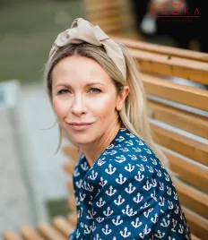 Opaska z węzłem w kolorze piasowego beżu.