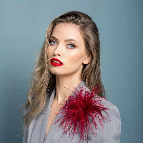 Wiśniowa broszka z piór strusich.