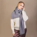 Szal szary, długi, wełniano-kaszmirowy.