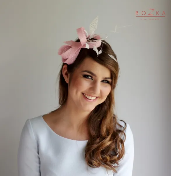Fascynator z piórkami w kolorze różowym