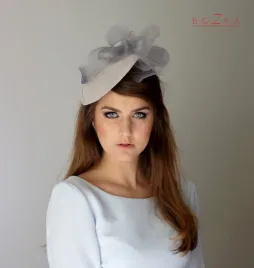 Szary kapelusz kokatailowy