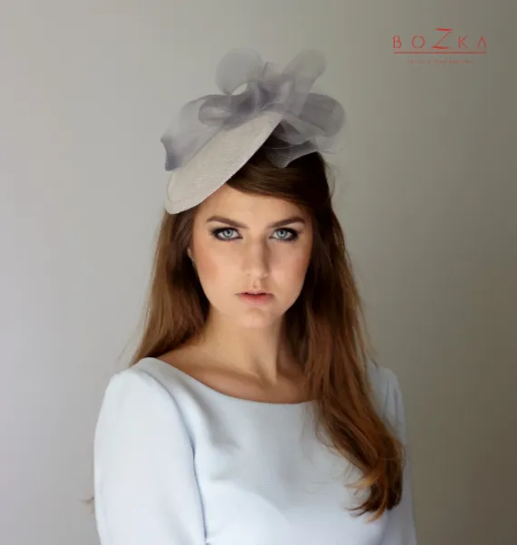 Szary kapelusz kokatailowy