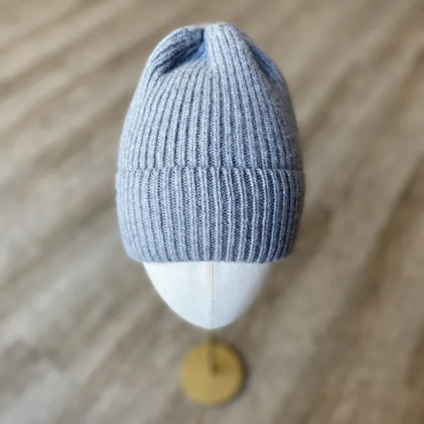 Prążkowana szara czapka damska z wełny i kaszmiru.