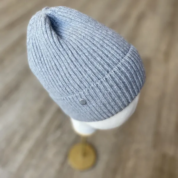 Prążkowana szara czapka damska z wełny i kaszmiru.