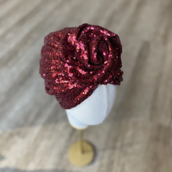 Turban damski w bordowe cekiny z ozdobną różą.