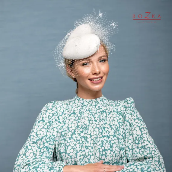 Ekstrawagancki toczek serce z woalką na derby i imprezę.