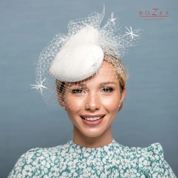 Ekstrawagancki toczek serce z woalką na derby i imprezę.